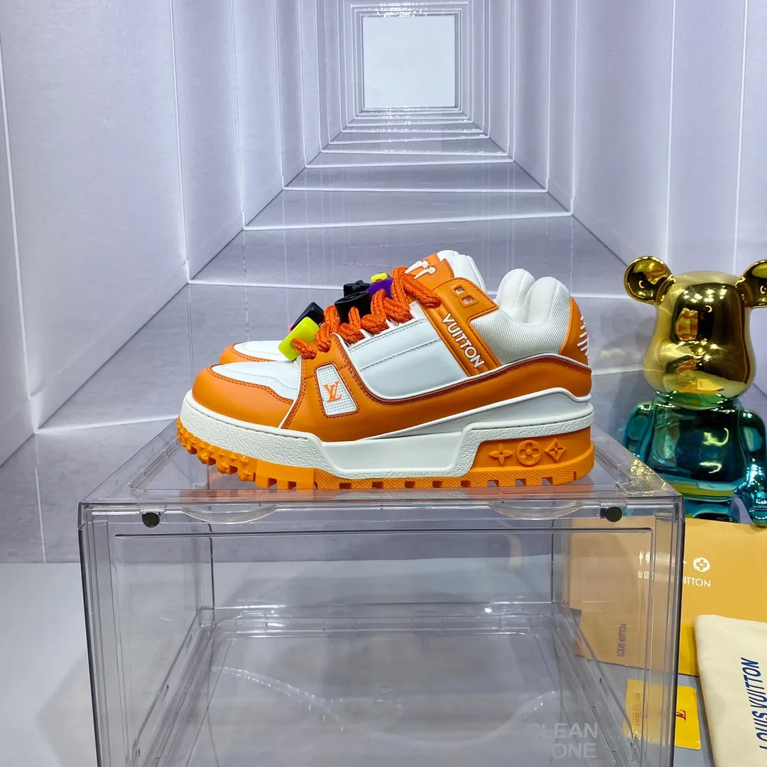 👟👟Ex-factory price 840 𝙇𝙑 𝟐𝟎𝟐4/𝐒𝐒 𝐧𝐞𝐰 Louis Vuitton catwalk skateboard shoes are popular, LOUIS VUITTON Trainer is undoubtedly one of the most successful Sneakers launched by luxury brands, but the pace of exploration will not stop. LOUISVUITTON will also bring a new series of skateboard shoes in the spring of 2023. The new series in the picture returns to the 90s Chunky Skate Shoes bread shoes, with leather and mesh uppers. The fat silhouette and thick shoelaces are very eye-catching. It is expected to have quite a few colors like the Trainer. Judging from the previous DIOR show skate shoes, this chunky style may be even stronger next year. Size: Female 35-40 Male 39-46